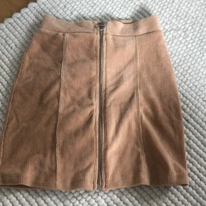 Gina tricot kjol - Beige kjol från gina tricot i manchester material. Storlek xs men är väldigt stretchig. Helt oanvänd. Köpare står för frakt. 