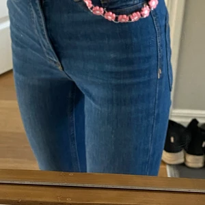 Blom kedja!❤️ - Hemma gjord Blom kedja, 50 kr inklusive frakt på 20✨ Fästes i Jens hållare med en ståltråd som du böjer runt skärp ”hålen”♥︎ Finns med vit mitten och rosa blad eller rosa mitt och vita blad💕