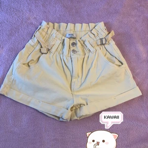 Gula gulliga shorts! Kawaii :) - Storlek 36. Fina shorts som är gula, jag säljer de pågrund av att de inte passar längre :( super gulliga dock <3 perfekta för sommaren.  +55kr om du vill att jag skickar produkten :)