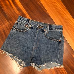 Blue denim shorts from Levi’s. High waist. Vintage but in very good condition. Tight fit.