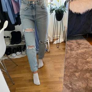 Säljer dessa oanvända jeans från Zara i storlek 34. Perfekta för sommaren!