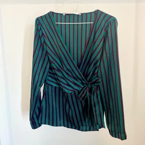 Randig Zara Blus - Randig blus från Zara, superfint satinmaterial. Storlek XL men passar även M-L jättefint. Knytning framtill.