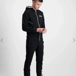 Hugo boss mjukisbyxor - Liknande dessa. Hittar ingen bild på de exakta. Skulle passa storlek S för killar och för tjejer S/ liten M. Dom är super fina men de är inte min stil