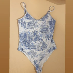 H&M somrig topp/body storlek S - Bomulls topp, blåvit med motiv. Figurnära, storlek M som egentligen är storlek S - köper du hela outfiten - rabatt - shortsen säljs också 😉 Frakt tillkommer❣