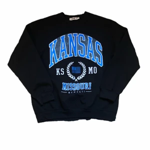 Vintage sweatshirt  - Tjena! Säljer denna superfina sweatshirten som är perfekt till sena sommarkvällar💜 den är i superskick och är inte nopprig eller urtvättad! Storleken är S men skulle säga att den egentligen passar M också. PM för mer info📩 MINA BILDER!