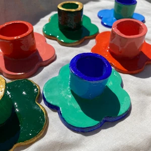 Ljusstakar flower power 🌷🌱🌸🦋 - Handgjorda ljusstakar i äkta ”flower power” anda. De kostar 125kr styck och passar till vanliga kronljus🦋☁️ Mixa och matcha färger som du vill 🦄 2 stycken 250kr. Designen är skyddad under © kvinnocraft 