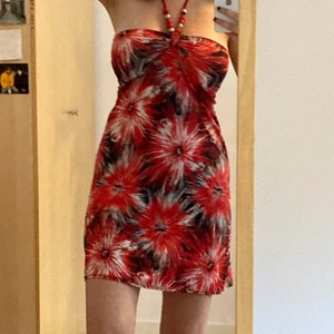 Halterneck klänning ❤️ - Jättefin klänning från 00-talet ❤️❤️ säljer pga inte används. Det finns vaddering vid brösten som en insydd bh  🌸 !!! Vid snabb affär kan budgivningen avslutas tidigare!!!