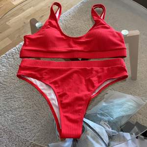 Härlig röd bikini som är mid waisted (på mig). Enbart testad och nederdelen va lite för liten för mig. Därav säljer jag den för samma pris som jag köpte den för. Köparen står även för frakten. ❤️