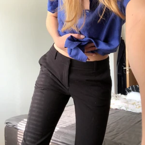 Svarta kostymbyxor - Svarta kostymbyxor storlek 36 från HM, skulle säga mid-waist. Har varit mina favvisar men för tajta och för korta på mig nu som är 178cm. Möts upp i Stockholm (kan ev skickas) Hör av dig!😄
