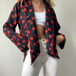 Blommig kavajaktig blus från HM  - En kavajaktig blus i strl 36 från HM. Knappar hela vägen fram och superfint blommigt mönster. Knappt använd. FRAKT tillkommer från 66kr. 