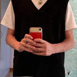 Stickad Väst - Buda på. Börjar på 400. Nypris rund 1000