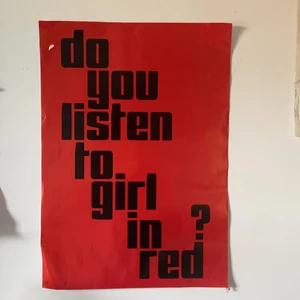 girl in red-affisch! - girl in red-affisch i jättefint skick! Inga slitningar förutom i vänstra hörnet, se andra bilden ❤️❤️❤️