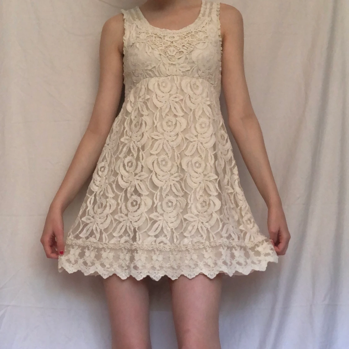 Benvit klänning med spetsdetaljer