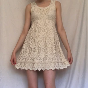 Benvit klänning med spetsdetaljer - Så söt krämvit klänning från märket Cream, med superfin spets. Mycket hög kvalitet, väldigt drömmig och romantisk. Jag som har på mig klänningen på bilden är 179cm lång.❣️❣️❣️🥀