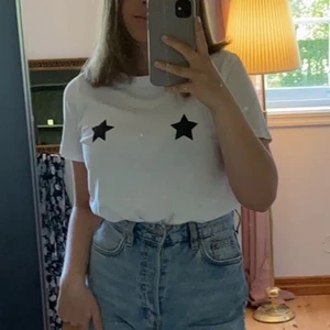 T-shirt från Gina - T-shirt från Gina Rricot med stjärntryck vid brösten i storlek S. Den är använd men fortfarande i ett godtagbart skick. Skriv gärna till mig om fler bilder önskas! 💓💓
