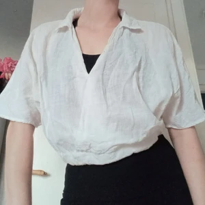 Vit kortärmad skjorta strl M. FRI FRAKT! - Vit skjorta med korta ärmar i 100% bomull. Storlek M i bra skick. Märke Pull&Bear. Alltid fri frakt.