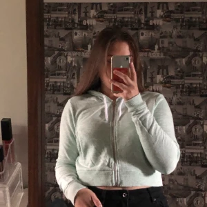 Kort kofta - En grön/blå kort kofta, säljer pga att den är för liten på mig och tycker den är för kort, knappt använd. Strl M.