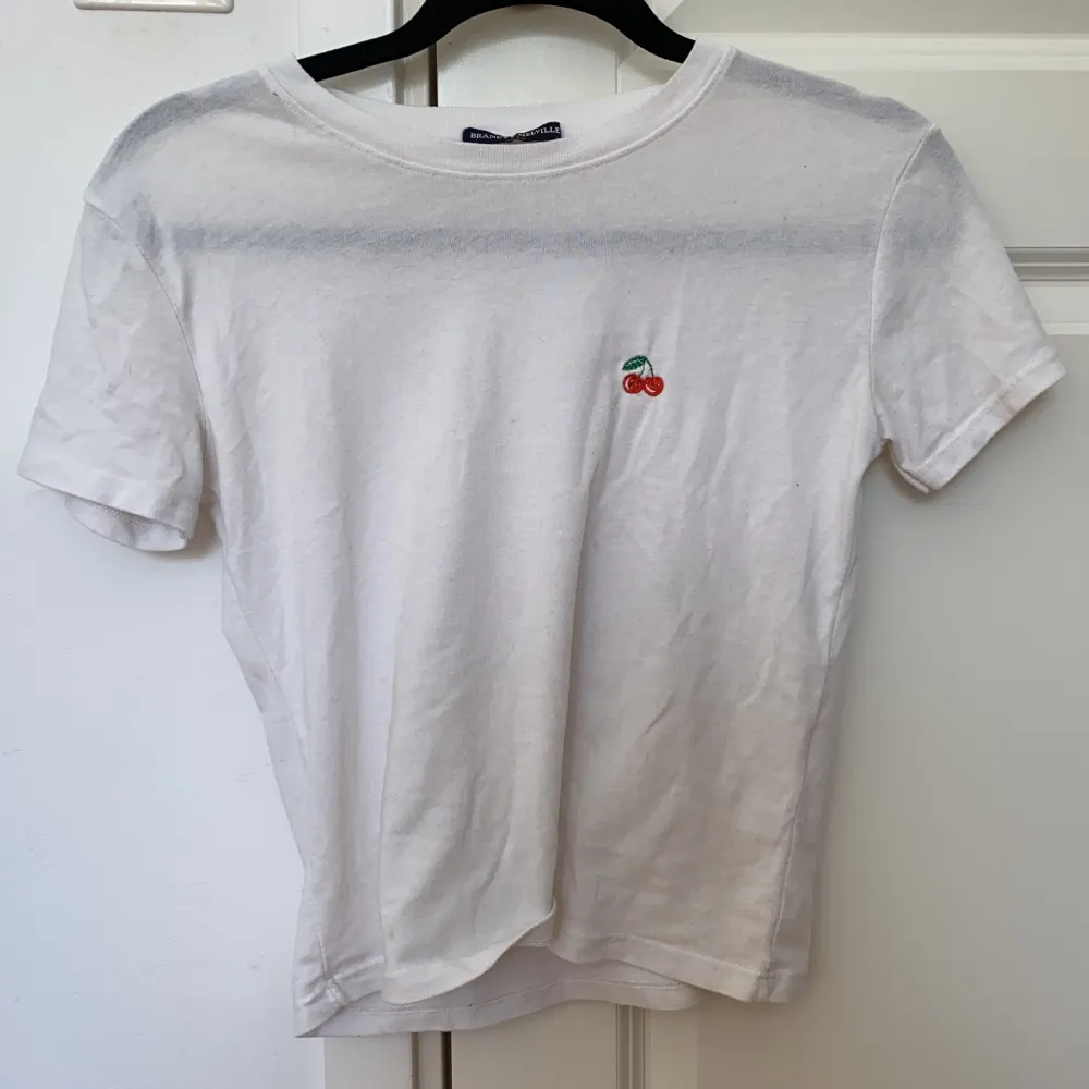 Supersöt t-shirt till sommaren från brandy Melville i one size med ett körsbär . T-shirts.