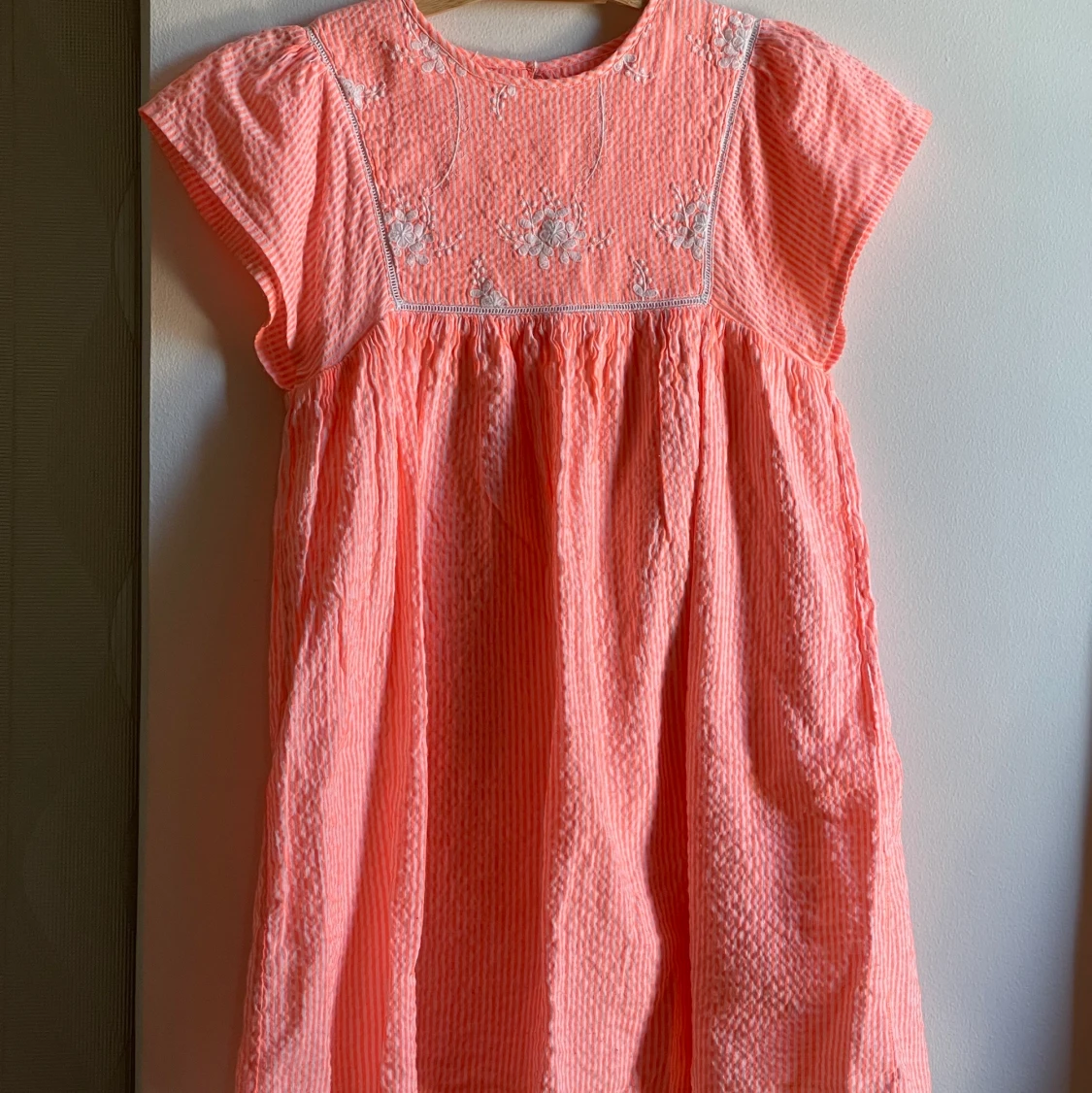 Korall färgad sommar klänning, köpt på Mango.