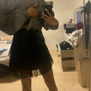 Trendig volangkjol -  Trendig svart volangkjol i storlek S.