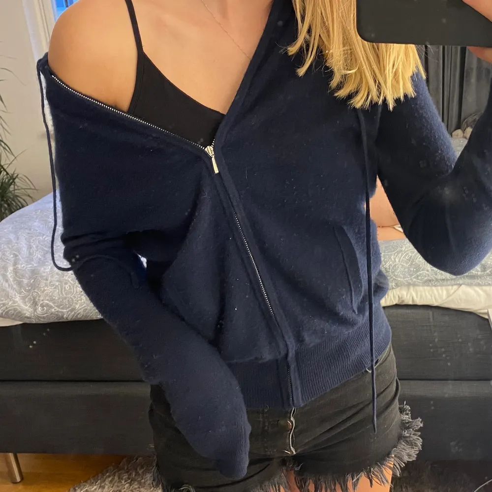 Intressekoll på min soft goat zip hoodie i mörkblått, storlek xs men sitter som en S. Super fin knäppt och uppknäppt! Nypris: 2095 kr💕. Tröjor & Koftor.