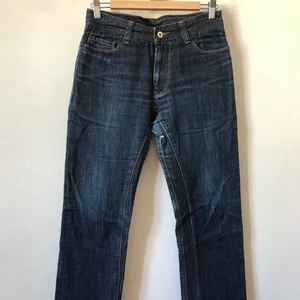 Blå jeans, 36/32, Kuyuichi - Helt underbara jeans i sjukt bra kvalitet från Kuyichi. Rak snygg modell i mörkare blå Denim!  Storlek 36 i tum. Midjemått 37-38 cm. 100% organic cotton. Liten slitning mellan benen som såklart inte syns då de sitter på. Snygga detaljer på! Kan mötas i Stockholm eller skicka mot fraktkostnad! ✨🌸✨