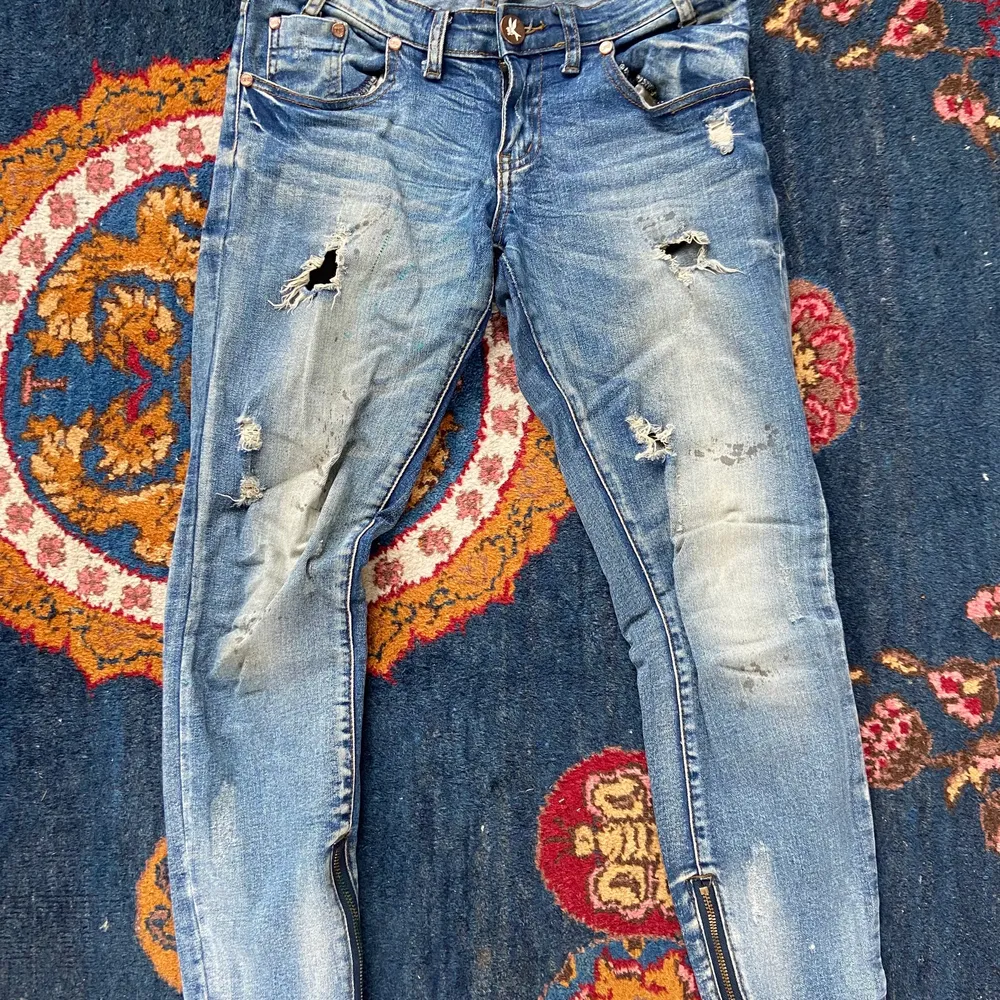 Sparsamt använda jeans från one teaspoon storlek 24. Jeans & Byxor.