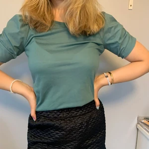 Grönblå tröja från pieces  - En grönblå tröja från pieces, köpt från vero Moda. Stl s. Passar till allt! Knappt använd.