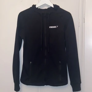 Gymshark hoodie  - Säljer min älskade ziphoodie från gymshark, köpt för kanske 3 år sen så finns ej kvar på hemsidan. Använd en del men inget som syns på utsidan!! Köparen betalar för frakt eller hämtas i Trollhättan:) obs tight passform! Passar en 36-38 