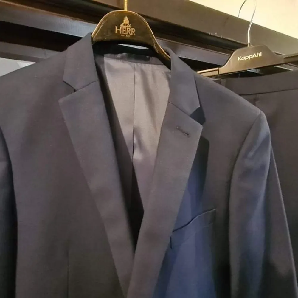 Marinblå kostym köpt på primark i England 2014. Aldrig använd.. Kostymer.