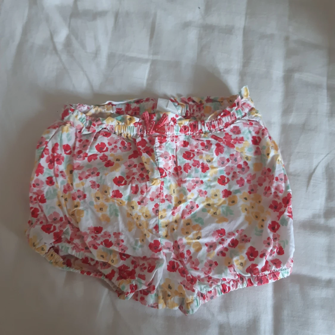 Blommiga korta shorts med en rosa rosett från H&M