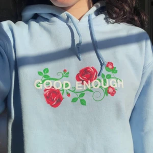 Ljusblå hoodie - Ljusblå hoodie som aldrig kommer till användning, köpte som merch från Nathan Zed för flera år sen men tror inte att den här modellen säljs längre. Storlek S men funkar som M också! 