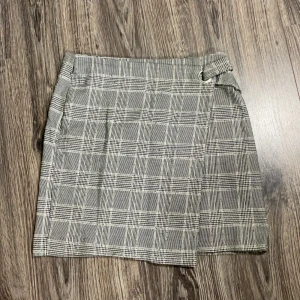 Kjol - Super fin kjol som ej används och därför säljs🌸