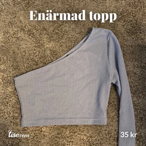 Enärmad topp - Blå enärmad topp i ribbat tyg, storlek S🤍 (pris kan disskuteras