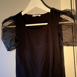 SHEIN top strl 140 - Säljer pågrund av för liten. Obs kliar när man sätter på sig den vid armarna😊