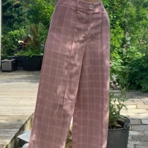 Plaid wide leg pants size s - Loose fit, pink plaid pants out of polyester. Jättesköna och perfekta om man inte vill ha shorts på sommaren