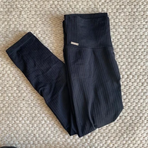 Tights Aimn 7/8 - Ribbade tights från Aimn i fint skick! Är i den kortare längden 7/8 🖤 