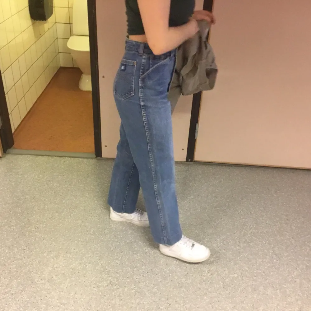 jättefina jeans! uppsydda så att de passar precis över skorna på mig som är 160cm, även insydda i midjan och passar som 34-36 skulle jag säga! skriv för fler detaljer, bilder osv!. Jeans & Byxor.