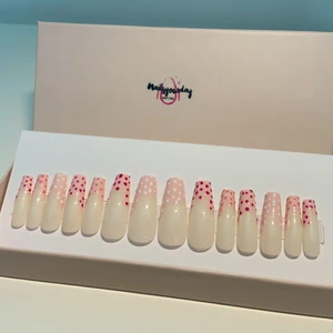 Lösnaglar - Lösnaglar ingår med nagelfil, Alkoholservett och lim.