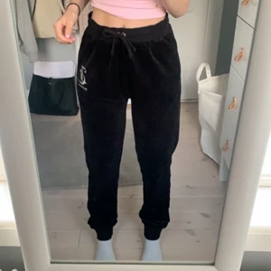 Juicy Couture - Jättefina Juicy Couture byxor! Använda 1-2 gånger, nyskick. Lite långa för mig som är 161cm, midjan går att knyta åt! Står på byxor 14-15 år och skulle säga att byxorna är en XS.