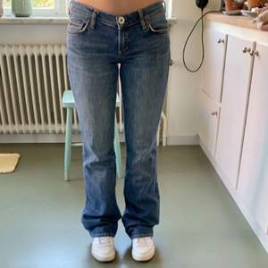 Flare jeans ifrån märket guess i storlek 28 passar bäst om man e runt 160