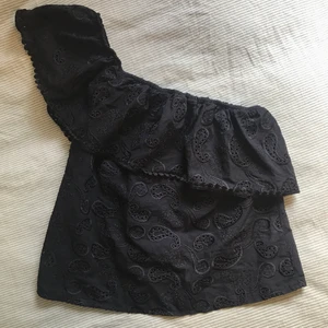 One-shoulder topp - Otroligt fin one-shoulder topp från Koton i storlek 36. Perfekt till fest!💃🏼🕺✨Har en slags resår längst upp som gör att toppen aldrig åker ner utan sitter på plats. Aldrig använd! Köparen står för frakten🤩🖤🐾