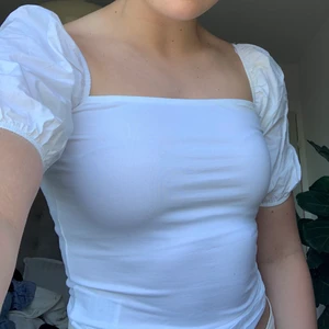 Somrig topp - Somrig, helt oanvänd topp från HM med puffärmar🤍 Passar till allt! Storlek XS men passar mig som har S i vanliga fall.