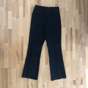 Kostymbyxor - Aldrig använda!  Storlek 38, men skulle säga att de är ganska små i storleken Köpare står för eventuell frakt<3