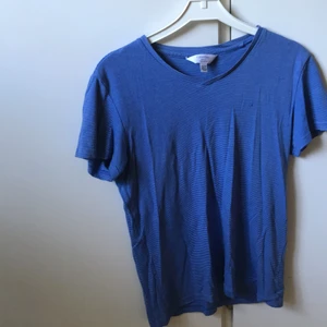 Calvin Klein t-shirt - Blårandig t-shirt i storlek xs från calvin klein.