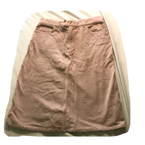 Rosa Manchester kjol - Smutsrosa lite längre Manchester kjol med glitter detalj från imitz! Storlek 38, ish medium! Jättefint skick! Fraktar/möts sthlm!🥰