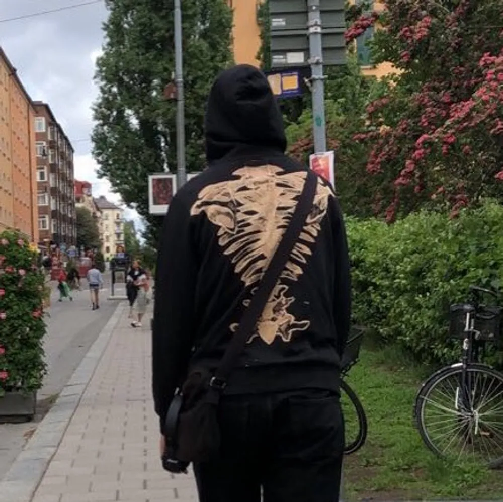 Svart hoodie med dragkedja med sjukt snygg tryck som är en blekning av skelett på ryggen. Finns tillgängligt i alla storlekar (XS-XL). Frakt tillkommer på 66kr, kan annars mötad upp i Stockholm 🦋. Hoodies.