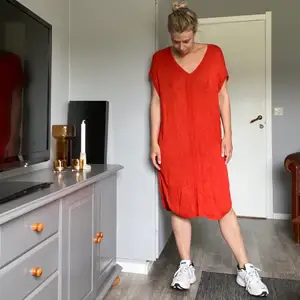 Jordgubbsröd klänning från Monki. Den är använd några ggr med i fint skick och den är lite oversized i modellen. Perfekt klänning för sommaren.🦋🦋