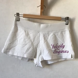 Vita shorts, bomull, XS-S - Mjukisshorts eller bara för vanligt bruk. Vita och sköna med lila tryck! Bild på finns per privat meddelande. Kan mötas i Stockholm eller skicka mot fraktkostnad! ✨🌸✨  AUKTION SLUTAR IMORGON 12:30 den 15/6, och möts/skickar då samma dag! (15/6)