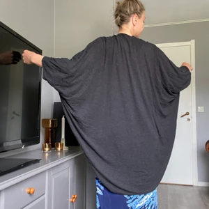 Mörkgrå blazer - Mörkgrå oversized blazer/tröja. Perfekt att dra över sig sommarkvällar när de börjar bli lite kallt. Sen är i superfint skick. 🦋🦋